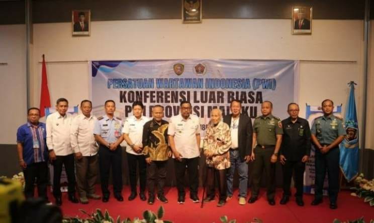 Gubernur Maluku, Murad Ismail, Ketum PWI pusat Attal S. Depari, Plt. PWI Maluku Petrus Oratmangun, dan sejumlah pejabat daerah.