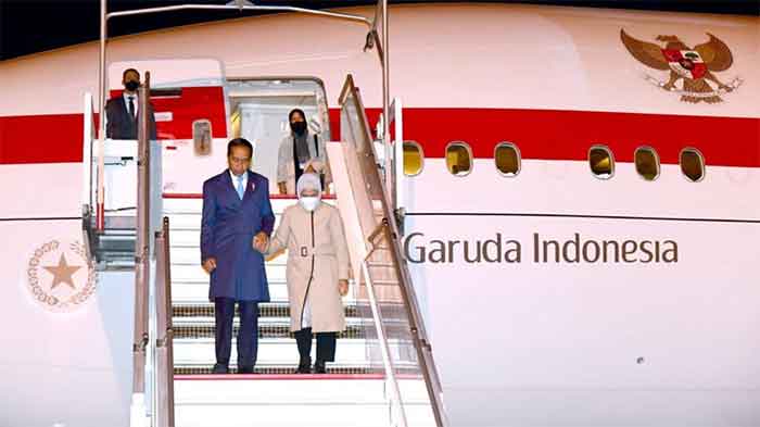 Presiden Joko Widodo dan Ibu Iriana tiba di Bandara Abelag, Brussels , Belgia, sekitar pukul 18.00 waktu setempat, Selasa, 13 Desember 2022.