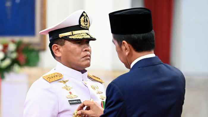 Presiden Joko Widodo melantik Laksamana Muhammad Ali sebagai Kepala Staf Angkatan Laut (KSAL) di Istana Negara, Jakarta, pada Rabu, (28/12/2022).