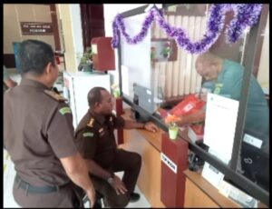 Jaksa Penuntut Umum limpahkan tiga tersangka Korupsi KPUD SBB ke Pengadilan Negeri Kelas 1A Ambon.