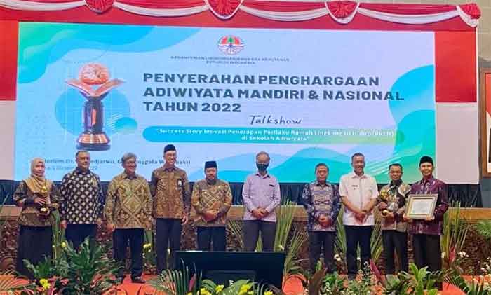 Wamen LHK Alue Dohong dan Dirjen PAUD Dikdasmen Kemendikbudristek Iwan Syahril berfoto bersama penerima penghargaan Adiwiyata di Jakarta, Kamis (1/12/2022).