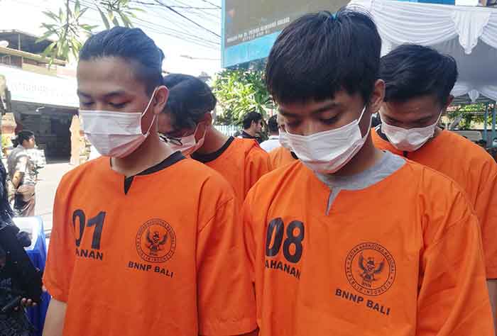 Kurir ganja diamankan petugas BNN Bali.