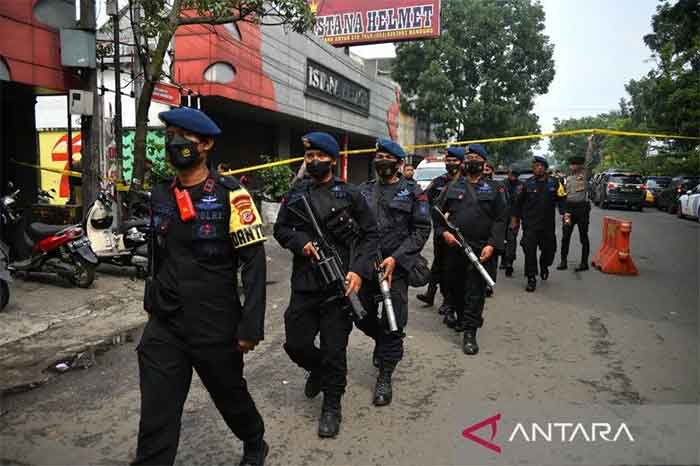 Anggota Brimob berjaga di kawasan Astanaanyar, Bandung, Jawa Barat, Rabu (7/12/2022).