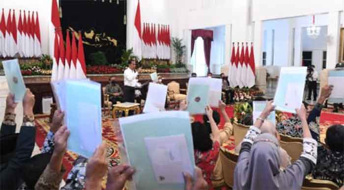 Presiden Joko Widodo menyerahkan 1.552.450 sertifikat hak atas tanah untuk rakyat secara hibrida, daring di 33 provinsi dan luring di Istana Negara, Jakarta, Kamis (1/12/2022).