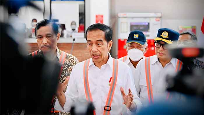 Presiden Joko Widodo saat menyampaikan keterangan kepada awak media usai meresmikan Stasiun Manggarai, Jakarta, Senin (26/12/2022).