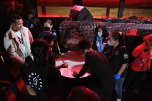 Petugas sedang melakukan razia di tempat hiburan malam di Seminyak Bali.