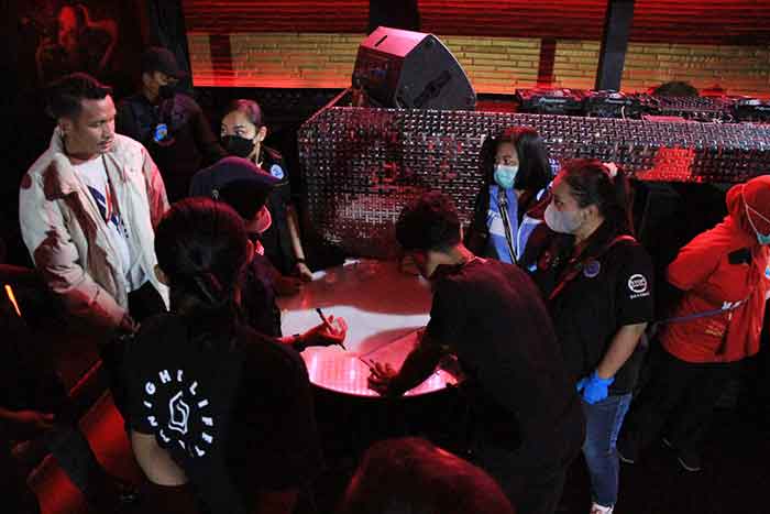 Petugas sedang melakukan razia di tempat hiburan malam di Seminyak Bali.