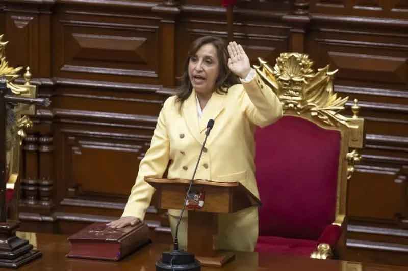 Dina Boluarte menyampaikan sumpah pelantikannya sebagai presiden di Lima, Peru, Rabu (7/12/2022).