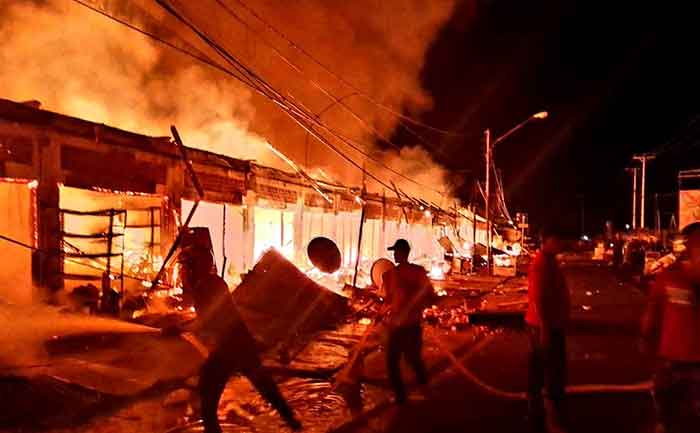 Puluhan tempat usaha milik pedagang di pasar Olilit Saumlaki, Dilalap Jago Merah.