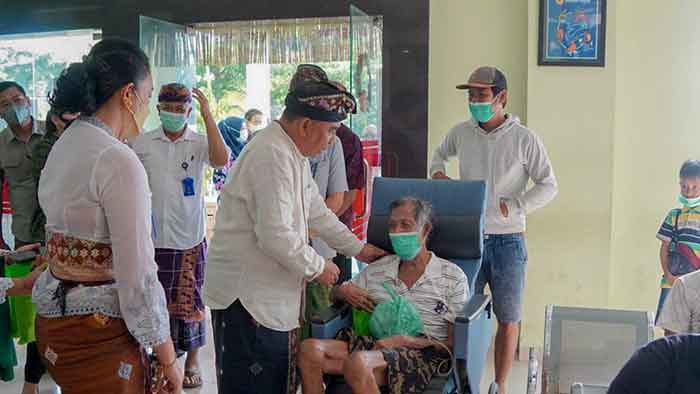 Bupati I Nengah Tamba saat berada di RSU Negara, Jembrana Bali. (Foto: M-011)