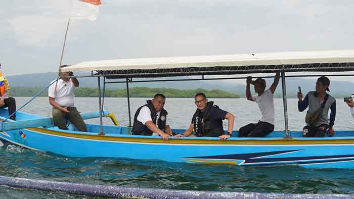 Menparekraf Sandiaga Uno didampingi Bupati Jembrana I Nengah Tamba menaiki perahu di objek wisata Karang Sewu Gilimanuk, Jembrana Bali, Jumat (30/12./2022)