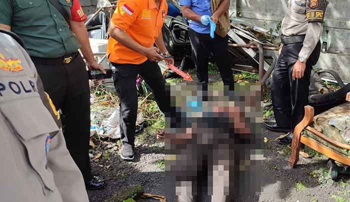 Polisi mengevakuasi jasad seorang satpam PDAM Badung yang ditemukan tewas menggantung di pohon kamboja