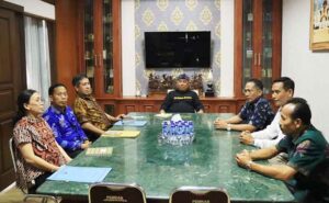 Bupati Jembrana I Nengah Tamba usai tahap wawancara kandidat direksi Perumda Jembrana. (Foto: Menitini/M-011)