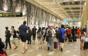 Foto Dokumen: Suasana pergerakan penumpang di Bandara Ngurah Rai,