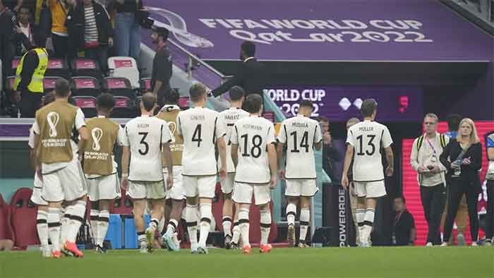 Pemain Jerman meninggalkan lapangan setelah matchday ketiga Grup E Piala Dunia 2022 melawan Kosta Rika yang berlangsung di Al Bayt Stadium, Jumay (01/12/2022).