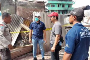 Tiga Personel Puslabfor Polri olah TKP di lokasi kebakaran, didampingi Kaporesta Pulau Ambon dan Pulau-Pulau Lease dan Ditreskrimum Polda Maluku.