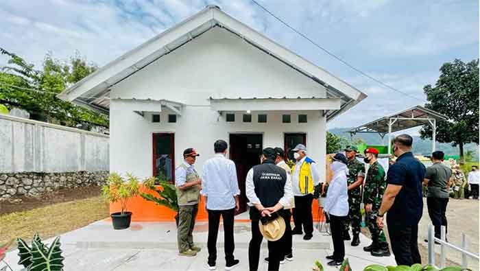 Presiden Joko Widodo meninjau rumah contoh tahan gempa di Yonif Raider 300, Kecamatan Karangtengah, Kabupaten Cianjur, Provinsi Jawa Barat, pada Kamis (8/12/2022).