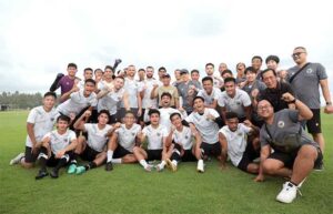 Menpora RI Zainudin Amali meninjau pemusatan latihan Timnas Senior Indonesia yang akan dipersiapkan untul Piala AFF 2022 di lapangan Training Center Bali United, Sabtu (3/12) sore.