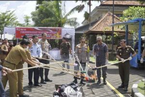 Kejari Badung saat memusnahkan barang bukti.