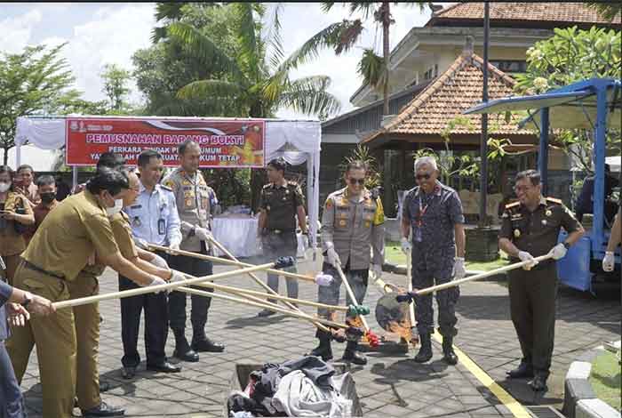 Kejari Badung saat memusnahkan barang bukti.
