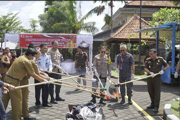 Kejari Badung saat memusnahkan barang bukti.