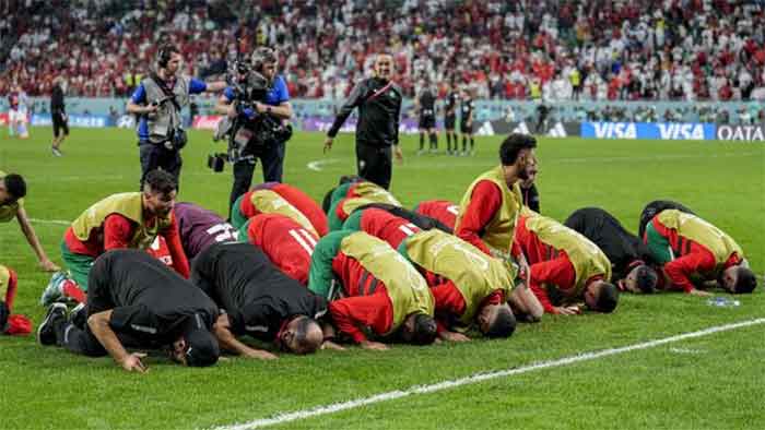 Para pemain Maroko merayakan kemenangan atas Spanyol pada babak 16 besar Piala Dunia 2022.