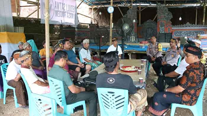 Kapolres Badung AKBP Leo Dedy Defretes, SIK, SH, MH, menindaklanjuti pengaduan masyarakat di Pura Beji Cenggana, Banjar Darmasaba Desa Darmasaba Kecamatan Abiansemal Kabuaten Badung. Kamis (1/12) siang.