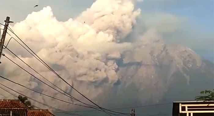 Gunung Semeru di Kabupaten Lumajang, Jawa Timur kembali mengalami erupsi Minggu (4/12/2022) dini hari tadi. Akibat letusan ini status Gunung Semeru berada di level IV atau ditetap Status Awas.