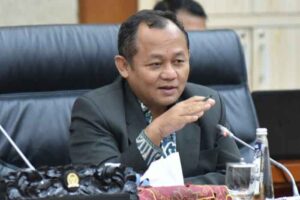 Wakil Ketua Komisi VI DPR RI Sarmuji saat Rapat Dengar Pendapat dengan Direktur PT Garuda Indonesia, di Gedung Nusantara I, Senayan, Jakarta, Senin (5/12/2022).