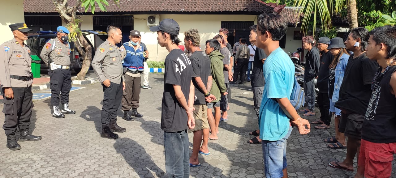 Sebanyak 13 orang berhasil diamankan dan dibawa ke Mapolsek Denpasar Utara.