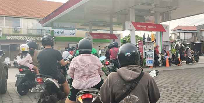 Suasana antrian BBM di sebuah SPBU di Kota Denpasar, Selasa (6/12/2022).