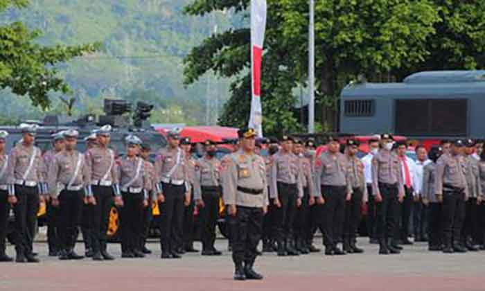 Polda Maluku melaksanakan apel gelar pasukan Operasi Lilin Salawaku 2022, di lapangan Letkol Pol Chr Tahapary, Kota Ambon, Kamis (22/12/2022).