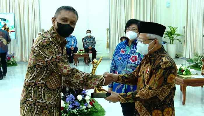 Wakil Presiden K.H. Ma’ruf Amin menyerahkan Anugerah Penilaian Peringkat Kinerja Perusahaan dalam Pengelolaan Lingkungan (PROPER) kategori Emas dari Kementerian Lingkungan Hidup dan Kehutanan kepada PT Tirta Investama – Pabrik Mambal (AQUA Mambal).