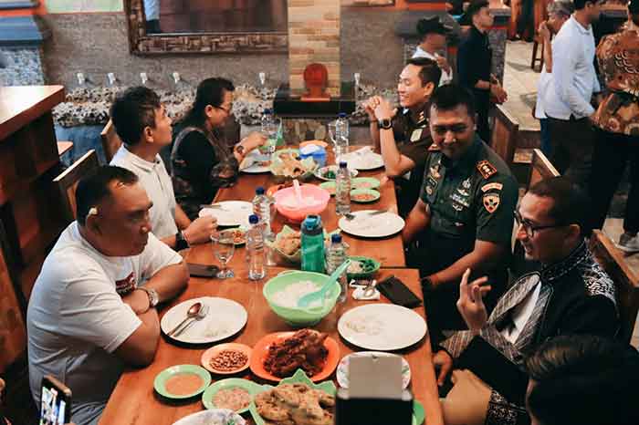 Menparekraf Sandiaga Uno didampingi Bupati Jembrana I Nengah Tamba menikmati hidangan ayam betutu Men Tempeh Gilimanuk, Kamis (29/12/2022). (Foto: Menitini/M-011)
