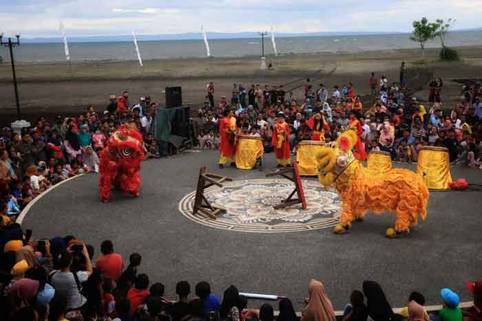 Pertunjukan Barongsai di sirkuit All In One desa Pengambengan, Kecamatan Negara, Senin sore (26/12)