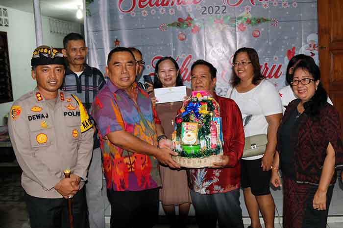 Bupati Jembrana I Nengah Tamba menyerahkan bingkisan Natal kepada umat Kristiani, dalam kunjungannya ke gereja-gereja di Kabupaten Jembrana, Sabtu (24/12/2022). Foto: Menitini/M-011)