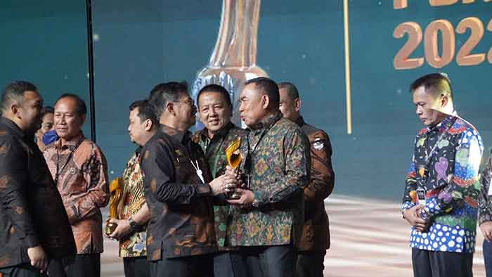 Bupati Jembrana I Nengah Tamba saat menerima penghargaan dari Menteri Pertanian RI Syahrul Yasin Limpo