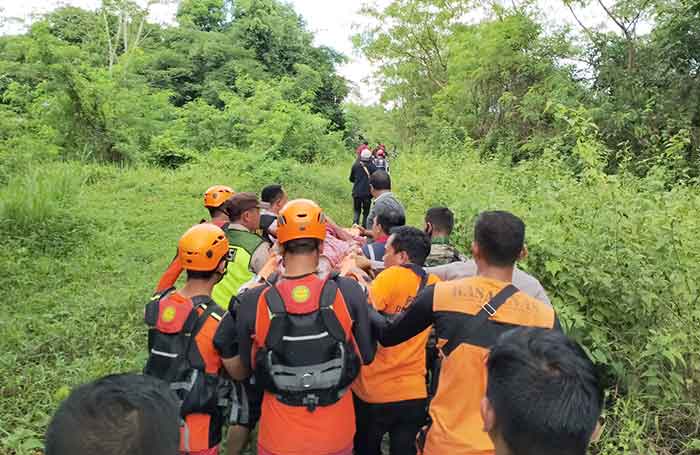 Tim Basarnas Bali mengevakuasi Dadong Ni Wayan Janglek.