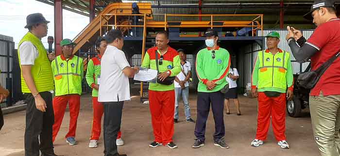 Kepala DLHK Badung Drs. I Wayan Puja.,M.Si saat memberikan penghargaan kepada pekerja yang dinilai mampu memlihara armadanya dengan baik. (Foto: Menitini/M-011)