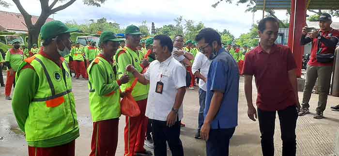 Kepala DLHK Badung Drs. I Wayan Puja.,M.Si saat menyerahkan bantuan sembako kepada para pekerja sampah, di TPST Mengwi, Rabu (28/12/2022). (Foto: Menitini/M-011)