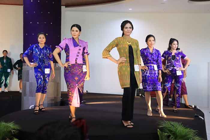 Peserta Fashion Show Tenun Bali digelar dalam rangka Hari Ibu di Sentra Tenun Kabupaten Jembrana, Jumat (23/12/2022).