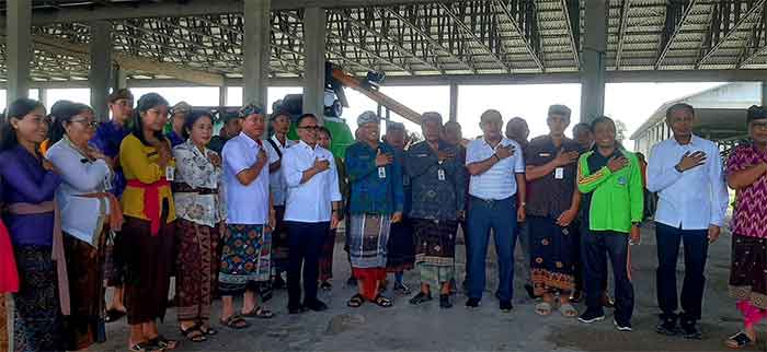 Menpan RB Azwar Anas berfoto bersama dengan Bupati Klungkung I Nyoman Suwirta dan jajaran serta Direktur PT. CTBL Putu Ivan Yunatana, dengan latar belakang mesin pengolah residu.