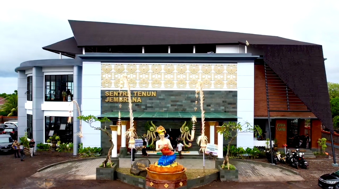 Gedung Sentra tenun Jembrana yang diresmikan oleh Bupati I Nengah Tamba pada Kamis (22/12/2022).