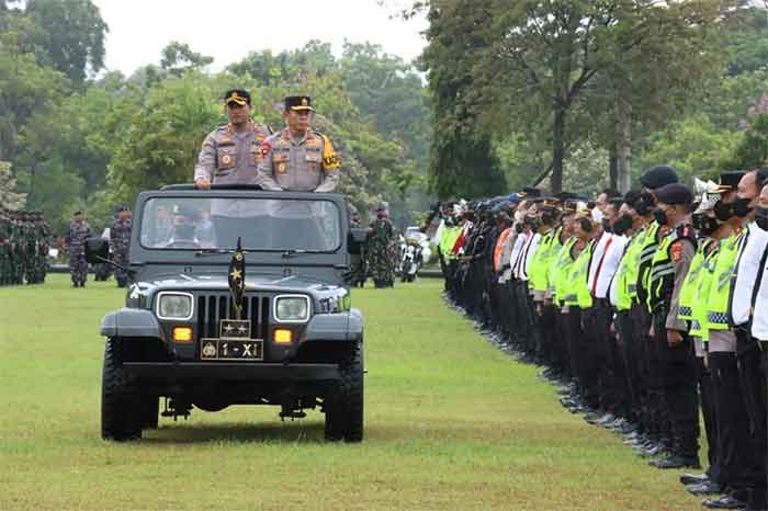 Gelar pasukan Operasi Lilin Agung 2022 Polda Bali yang digelar di Lapangan Niti Mandala Renon, Kamis (22/12/2022). (Foto: Menitini/M-011)