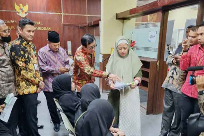 Ketua DPR RI (H.C) Puan Maharani saat melakukan peninjauan program pasporisasi di KJRI Jeddah, Saudi, Rabu (7/12/2022).