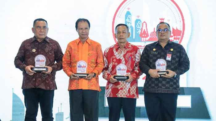 Pemkab Jembrana meraih penghargaan atas capaian penyelesaian penyusunan dokumen Masterplan Kota Cerdas (Smart City) tahun 2022 dari Kementrian Komunikasi dan Informatika Republik Indonesia.