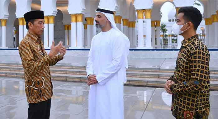 Presiden Joko Widodo berbincang dengan Khalid bin Mohamed bin Zayed Al Nahyan di Masjid Raya Sheikh Zayed, Kota Surakarta, pada Minggu, 11 Desember 2022.
