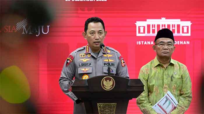Kapolri Jenderal Listyo Sigit Prabowo menyampaikan keterangannya di Kantor Presiden, Jakarta, Senin (19/12/2022), selepas mengikuti rapat terbatas yang dipimpin oleh Presiden Joko Widodo.