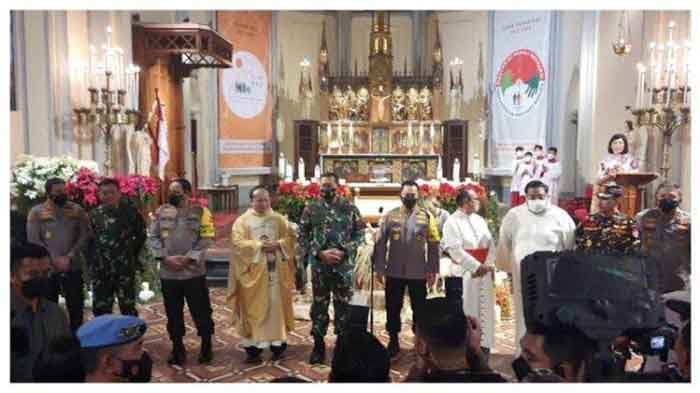 Kapolri Jenderal Polisi Drs. Listyo Sigit Prabowo, M.Si. Bersama Panglima TNI Laksamana Yudo Margono mengunjungi Gereja Katedral di Jakarta untuk meninjau pelaksanaan malam misa Natal, Sabtu (24/12/2022).