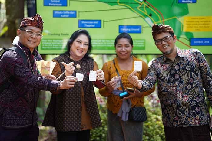 petugas Wana Wisata Glagalinggah memandu Jo Kumala Dewi (dua dari kiri) dari KLHK dan Karyanto Wibowo (paling kanan) dari Danone Indonesia